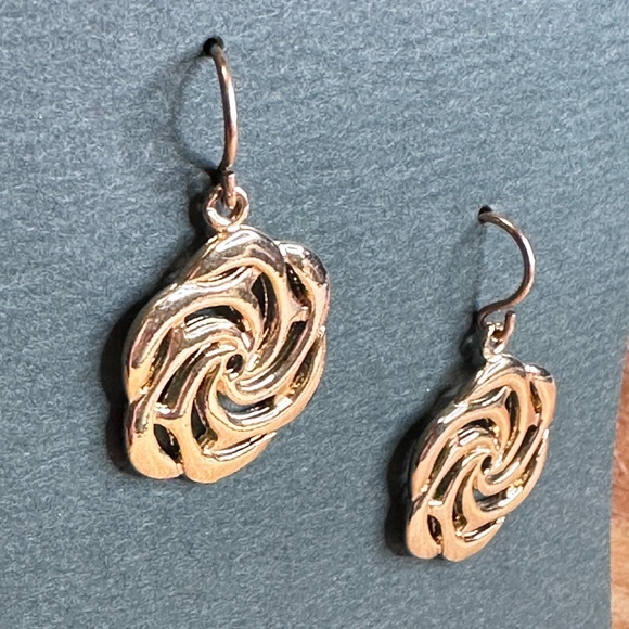 Lovell Designs - Gold Sea Rose Drop Earrings, gold plated, NWT - Picture 3 of 6